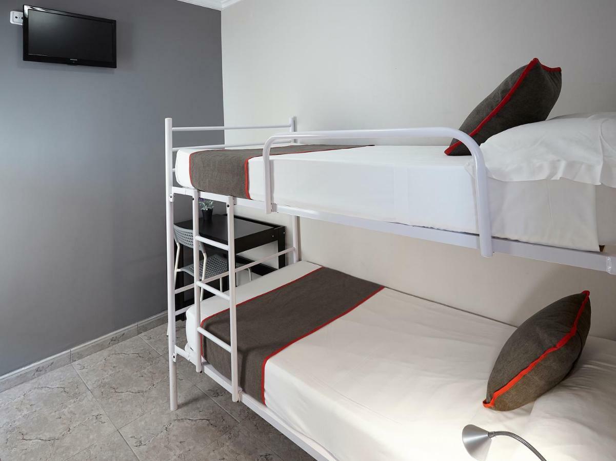 Hostal Mas Ferrer Cornellá de Terri Exterior foto